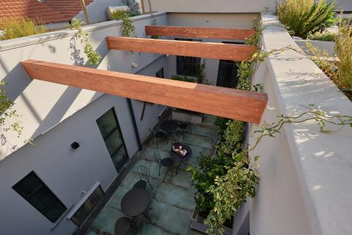an overhead view of a balcony with a wooden bench at Mamaco Foggia Centro in Foggia