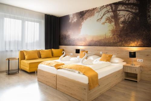 een slaapkamer met een groot bed met zwanen erop bij Gyirmót Sport & Wellness Hotel in Győr