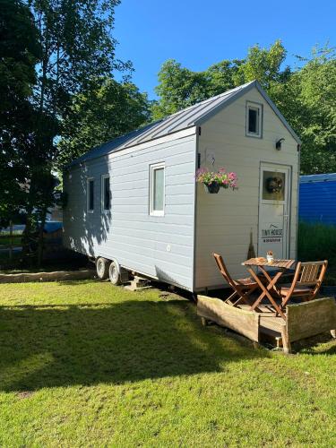 a tiny house on a trailer in a yard at Tiny House Werse im PIER9 Tiny House Hotel in Hamm