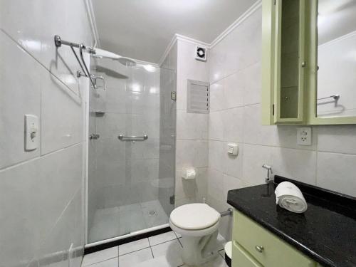 a bathroom with a shower with a toilet and a sink at Apartamento San Pietro CENTRO 3 dorm by Achei Temporada in Gramado