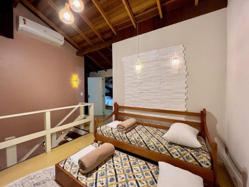 a room with two beds in a room with a fan at Apartamento San Pietro CENTRO 3 dorm by Achei Temporada in Gramado