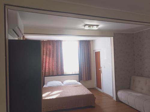 - une chambre avec un lit et une fenêtre dans l'établissement Diva Apartments & Diva restaurant BBQ&pool bar, à Varna