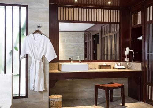 La salle de bains est pourvue d'un lavabo et d'un miroir. dans l'établissement Beyond Samui, à Chaweng