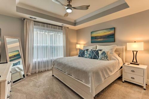 um quarto com uma cama e uma grande janela em Hilton Head Island Townhome with Screened Porch em Hilton Head Island