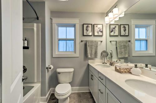 uma casa de banho com um WC, um lavatório e um espelho. em Hilton Head Island Townhome with Screened Porch em Hilton Head Island