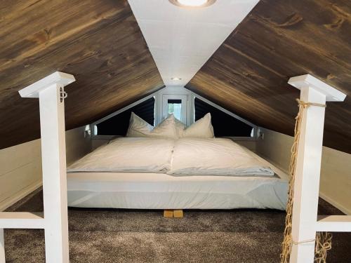 Ein Bett oder Betten in einem Zimmer der Unterkunft Tiny House Ems im PIER9 Tiny House Hotel
