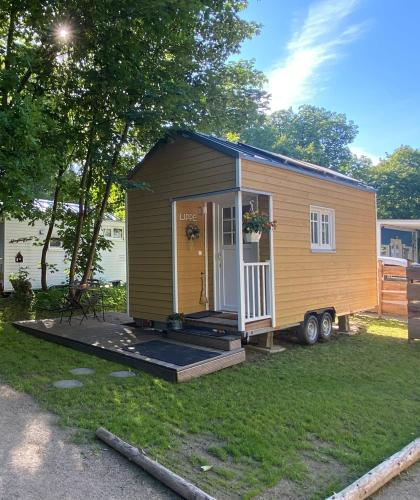 uma pequena casa num reboque num quintal em Tiny House Lippe im PIER9 Tiny House Hotel em Hamm