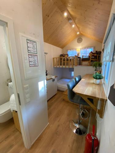 ein kleines Zimmer mit einem Schreibtisch und einem Tisch in einem winzigen Haus in der Unterkunft Tiny House Lippe im PIER9 Tiny House Hotel in Hamm