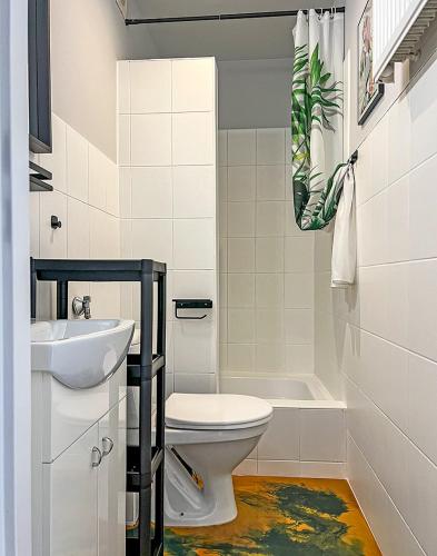 a bathroom with a toilet and a sink at Willa RADosna in Karpacz