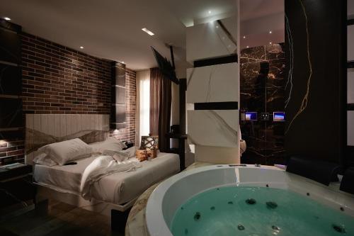 a bathroom with a jacuzzi tub next to a bed at Mamaco Foggia Centro in Foggia