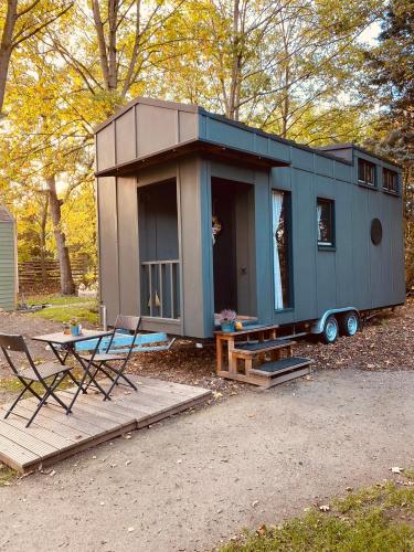a blue tiny house with a table and chairs at Tiny House Bigge im PIER9 Tiny House Hotel in Hamm