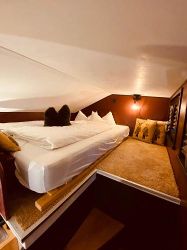 Ένα ή περισσότερα κρεβάτια σε δωμάτιο στο Tiny House Bigge im PIER9 Tiny House Hotel