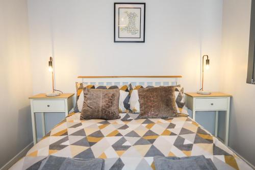 ein Schlafzimmer mit einem Bett mit zwei Lampen auf beiden Seiten in der Unterkunft Riverside Chalet in heart of Lampeter, West Wales in Lampeter