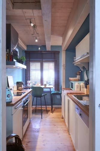 a kitchen with a table and chairs in it at Landhaus Jenischpark in Hamburg