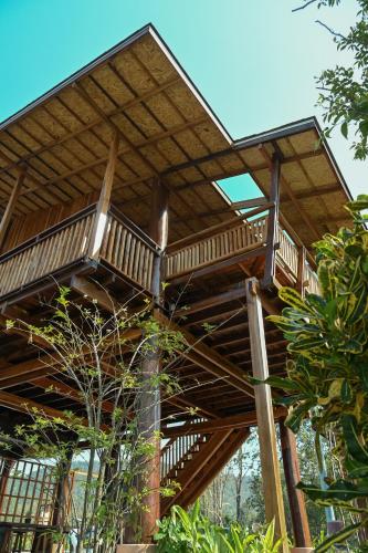 a wooden pergola on top of a building at Pan's farm แบ่งปันฟาร์ม in Ban San Phaya Loei Luang