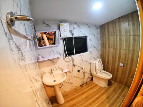 a bathroom with a sink and a toilet at ดูดอยคอยดาว Dodoykoydao 
