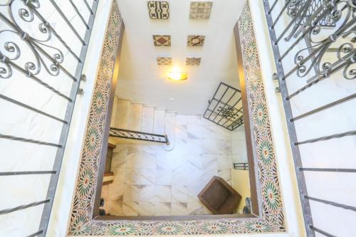 einen Blick von der Treppe eines Gebäudes mit einem Spiegel in der Unterkunft Casa Sevillana in Sevilla