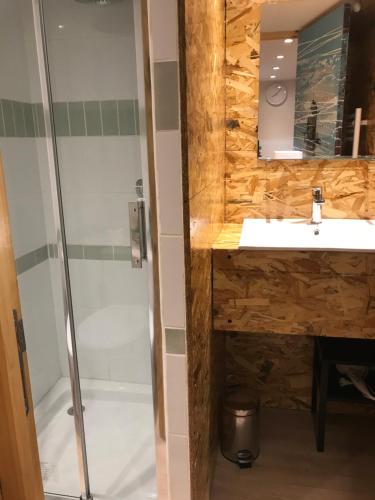 une salle de bain avec un lavabo et une douche dans l'établissement New Boat, à Narbonne