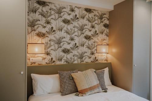 1 dormitorio con 1 cama y papel pintado con motivos florales en Casa Los Yayos by Nomad Stays en Altea