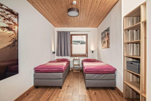 Pokój z 2 łóżkami i oknem w obiekcie Ferienhaus Rothaarblick w mieście Schmallenberg