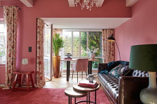 a living room with a couch and a table at Landhaus Jenischpark in Hamburg