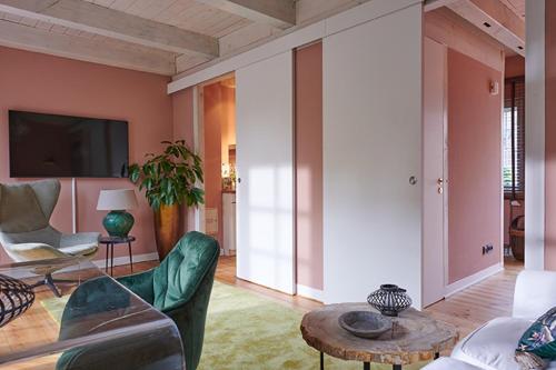 a living room with a couch and a table at Landhaus Jenischpark in Hamburg
