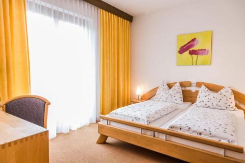 une chambre d'hôtel avec un lit et une fenêtre dans l'établissement Ferienwohnung Lanz 2, à Lana