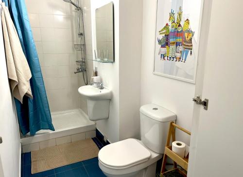 Un baño pequeño con inodoro y lavabo. en Central Ground Floor Apartment, en Nicosia