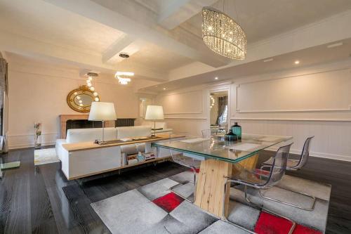 un salon avec une table et un lit dans l'établissement Le Hardi, à Dijon