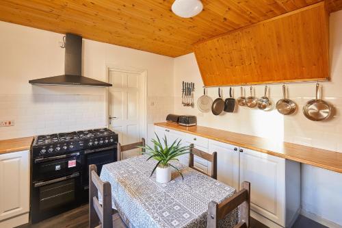 uma cozinha com uma mesa com uma planta em Host & Stay - Holyrood Lodge em Bridlington
