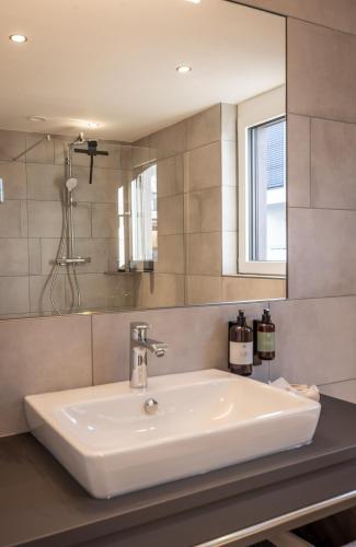 Bilik mandi di Alp Living Apartments Self-Check In