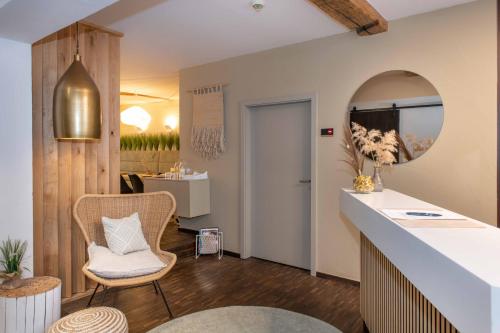 薩爾布呂肯的住宿－Hotel Fuchs "Life-Style mit Night-Life"，客厅配有桌子和椅子