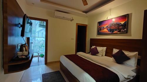 a bedroom with a bed and a large window at Perfectstayz Value Forest Valley Near Waterfall in Rishīkesh