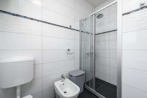 La salle de bains est pourvue de toilettes et d'une douche en verre. dans l'établissement Villa Jolanda, à Umag