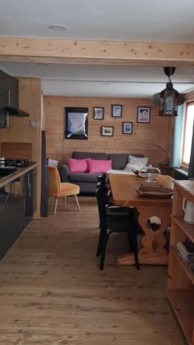 un salon avec une table et un canapé dans l'établissement La Duchère 6 personnes Le Plan La Giettaz, à La Giettaz