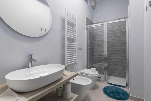 W łazience znajduje się umywalka, toaleta i lustro. w obiekcie Montalbino place w Mediolanie