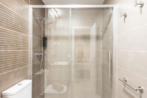 Modern apartment with patio & parking REMS