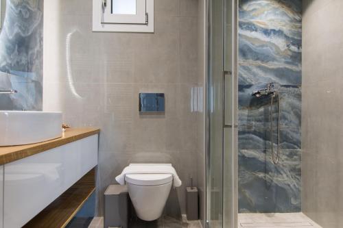 y baño con aseo y ducha. en Casa di Prios brand new renovated Villa in Gouves, en Gouves
