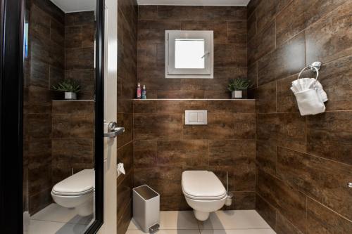 a bathroom with a toilet and a sink at Boutique Hotel Swiss Paradise Aruba Villas and Suites in Palm-Eagle Beach