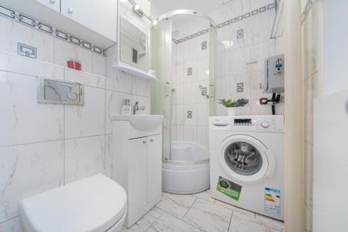 Ένα μπάνιο στο Unit Rooms Warszawa by Metro Rondo ONZ Short Rent idealne pokoje na nocleg w Warszawie