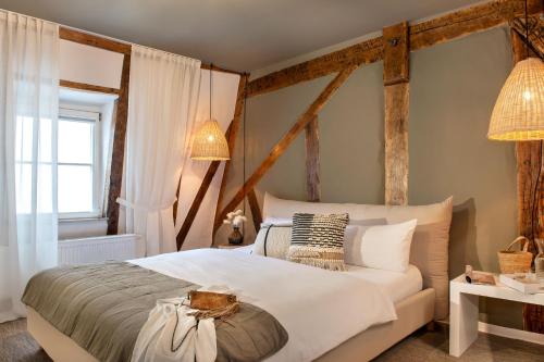 薩爾布呂肯的住宿－Hotel Fuchs "Life-Style mit Night-Life"，卧室设有一张白色大床和一扇窗户。