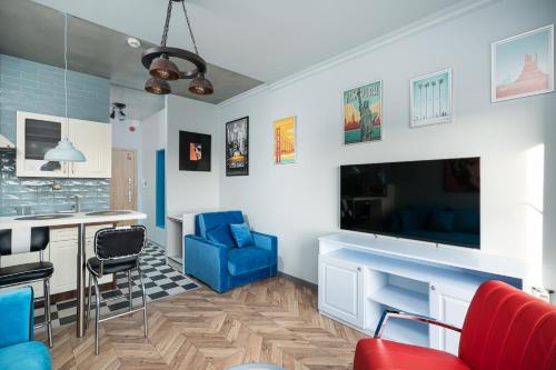 a living room with a blue couch and a blue chair at RentPlanet - Apartamenty Zarembowicza in Wrocław