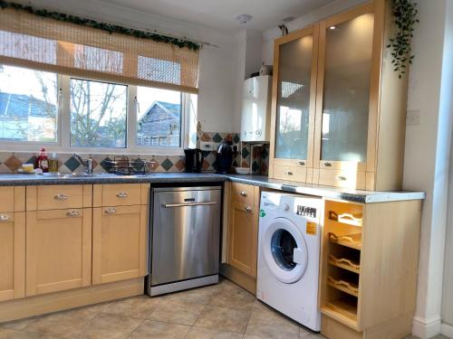 a kitchen with a washer and a washing machine at Davis House - 6 Beds, Sleeps up to 7 in Rothwell