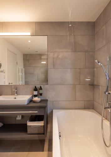 Bilik mandi di Alp Living Apartments Self-Check In