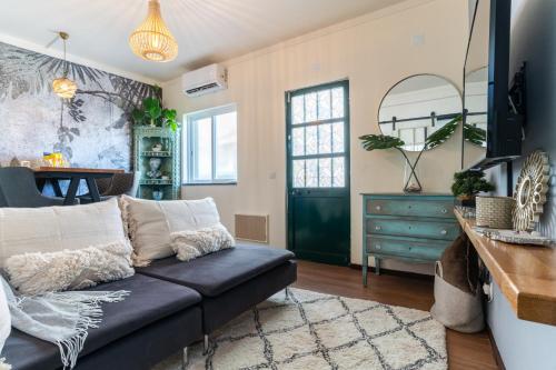 Arty Vintage Townhouse with Rooftop Shower & Sun Loungers