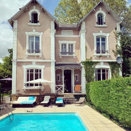 une maison avec une piscine devant dans l'établissement Beautiful French Holiday Villa, à Saint-Junien