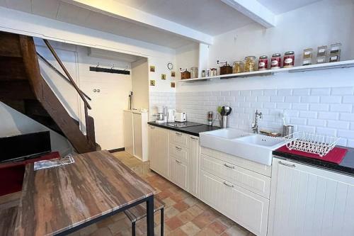 une grande cuisine avec évier et comptoir dans l'établissement Maison H 3 personnes Honfleur, à Honfleur