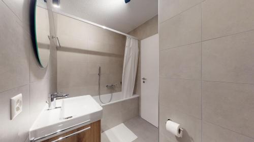 Ένα μπάνιο στο Sublime modern family apartment of 2 bedrooms