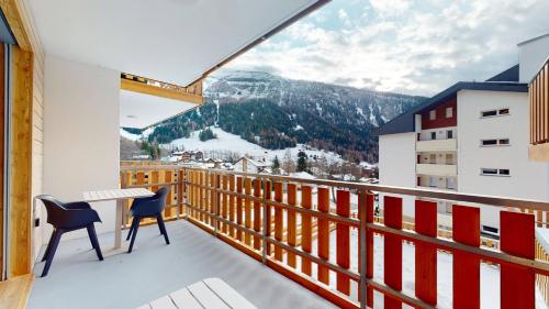 balcón con vistas a una montaña nevada en Sublime modern family apartment of 2 bedrooms en Leukerbad