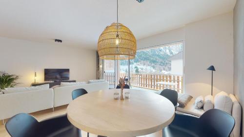 Μια τηλεόραση ή/και κέντρο ψυχαγωγίας στο Sublime modern family apartment of 2 bedrooms